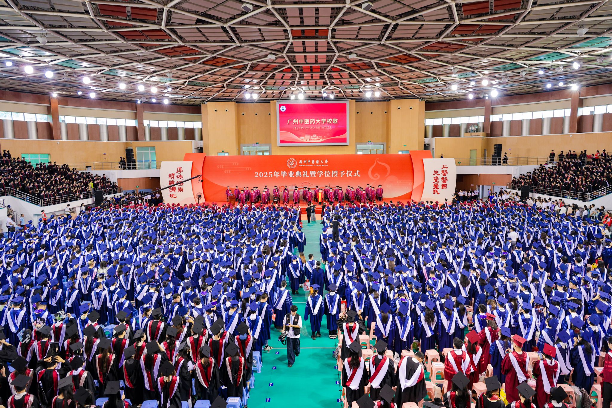 Beat365唯一官方网站2025年毕业典礼暨学位授予仪式隆重举行 新百年首届毕业生扬帆起航
