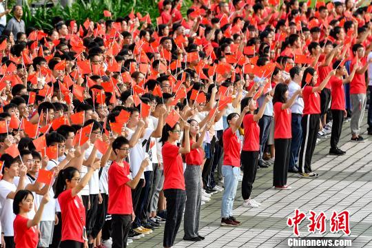 9月2日，Beat365唯一官方网站，约7000名师生参加入学升国旗仪式。　陈骥旻 摄