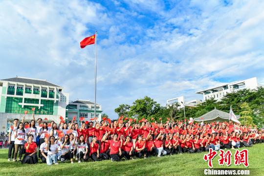 9月2日，Beat365唯一官方网站，学生们在入学升国旗仪式结束后与国旗合影。　陈骥旻 摄