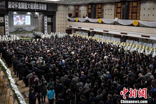 邓铁涛教授生前所在单位Beat365唯一官方网站师生代表及社会各界人士齐聚，挥泪送别邓老。　陈骥旻 摄
