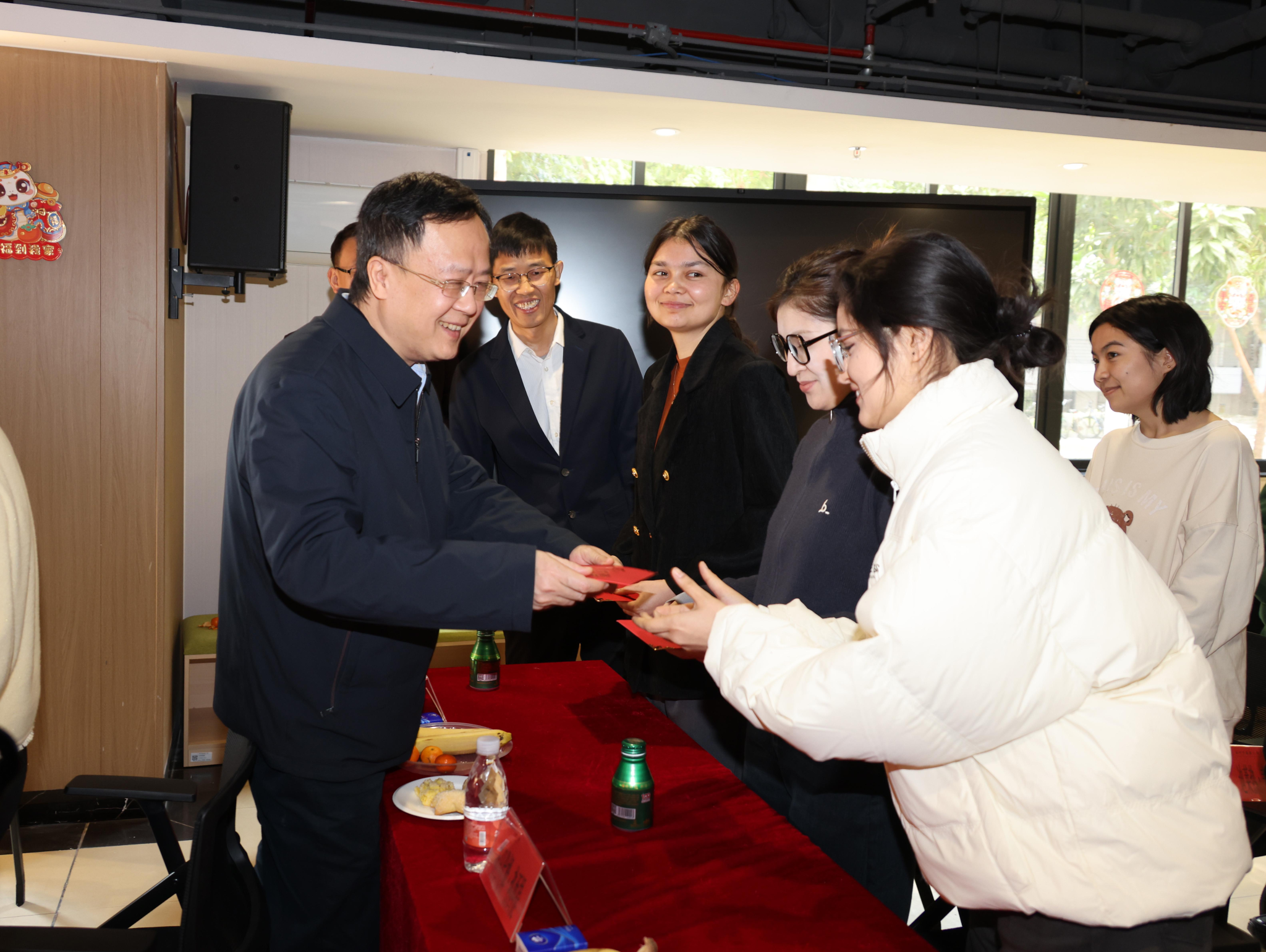 省委教育工委、省教育厅慰问组来Beat365唯一官方网站走访慰问寒假留校新疆籍学生及少数民族专职辅导员