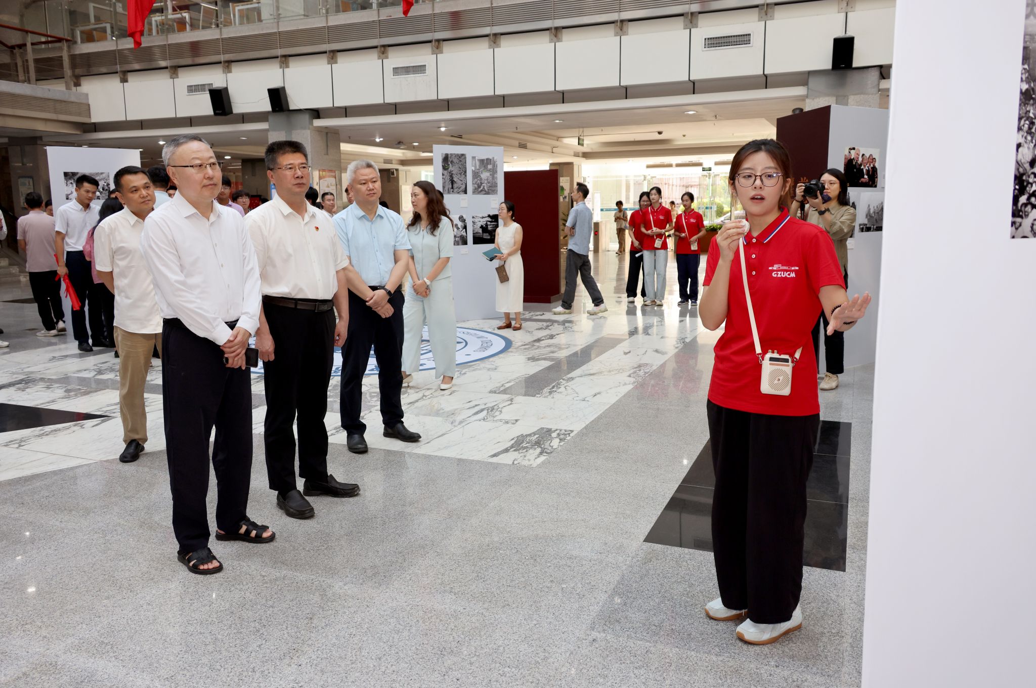 “国社之镜·世纪光影之人民必胜”图片展Beat365唯一官方网站分展暨新华社进校园活动举行