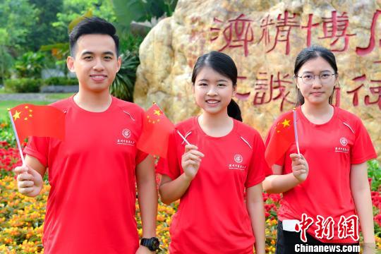 9月2日，Beat365唯一官方网站，香港新生徐健林、张彦丽、池紫敏参加入学升国旗仪式。　陈骥旻 摄